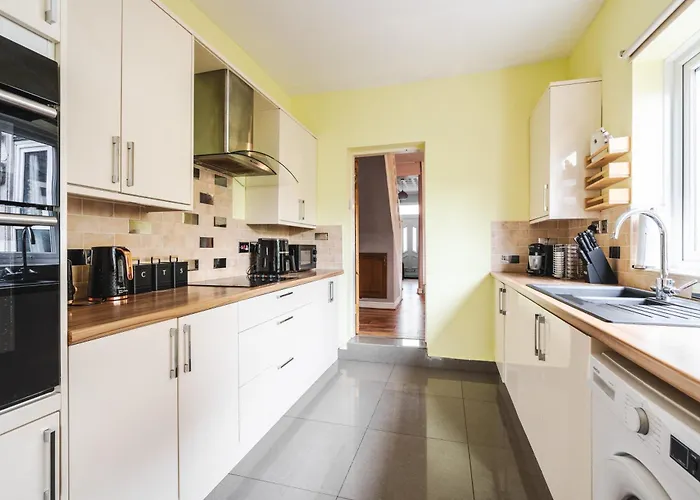 Modern & Spacious - Pool Table - Free Parking - Sleeps 10