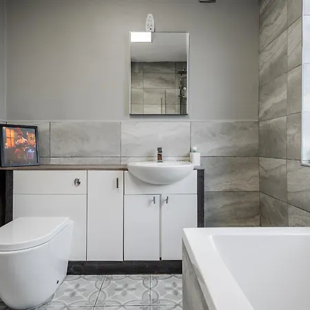Modern & Spacious - Pool Table - Free Parking - Sleeps 10 Manchester Exterior photo