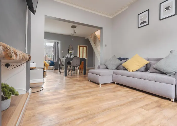 Modern & Spacious - Pool Table - Free Parking - Sleeps 10