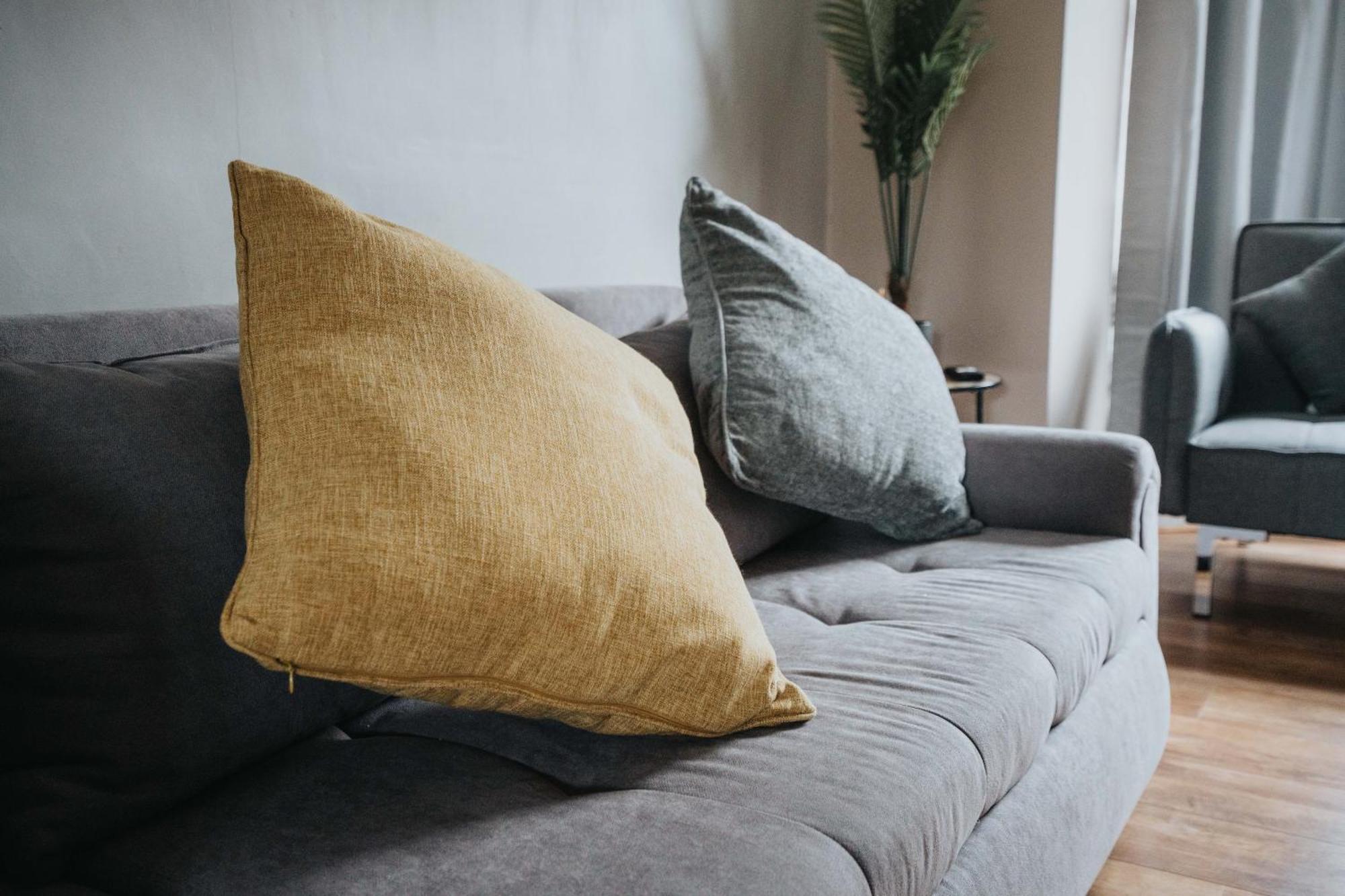 Apartment Modern & Spacious - Pool Table - Free Parking - Sleeps 10