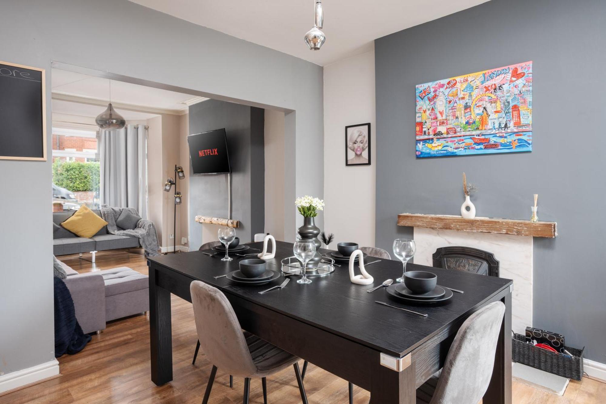 Modern & Spacious - Pool Table - Free Parking - Sleeps 10 Apartment