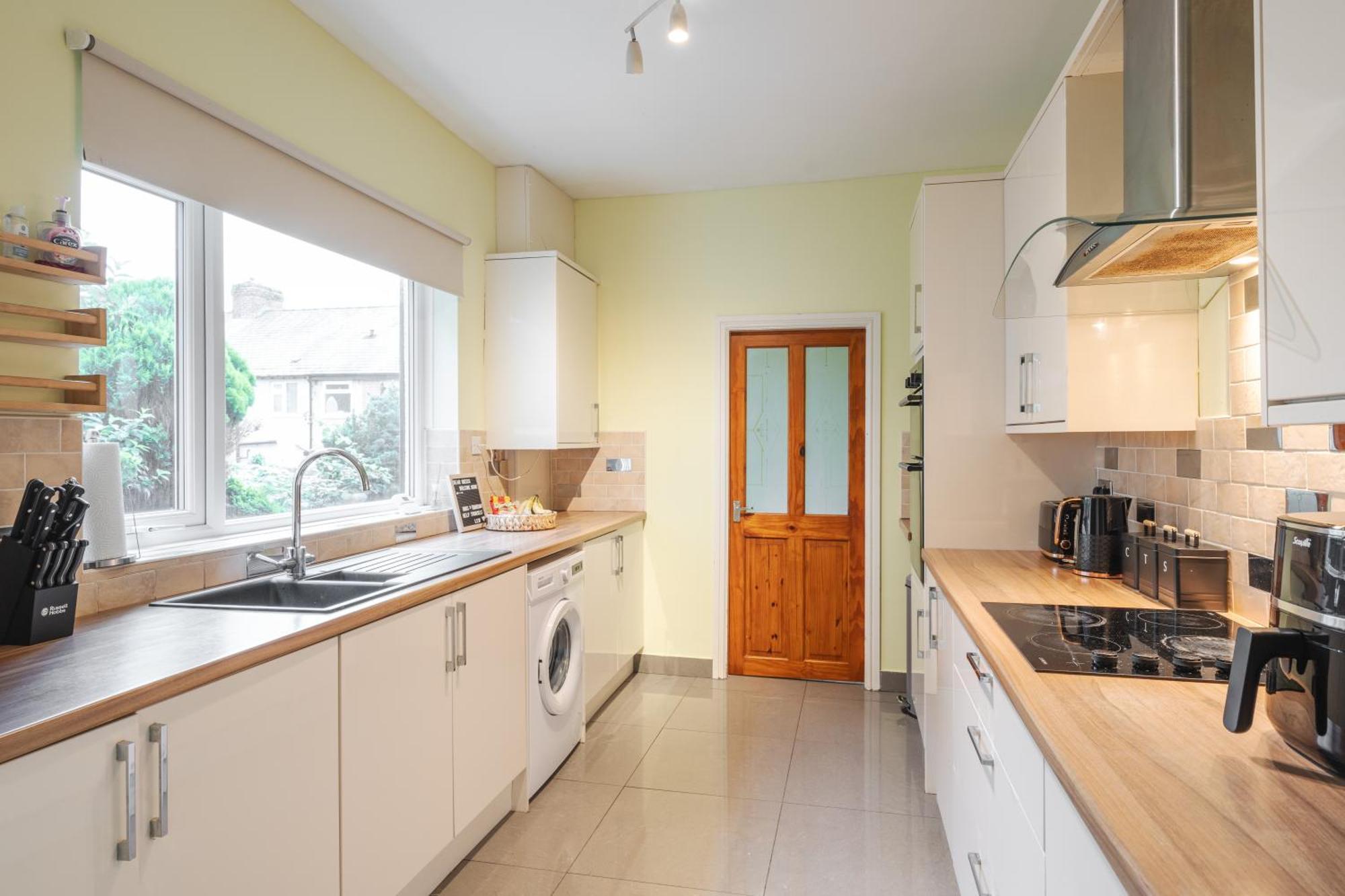 Apartment Modern & Spacious - Pool Table - Free Parking - Sleeps 10