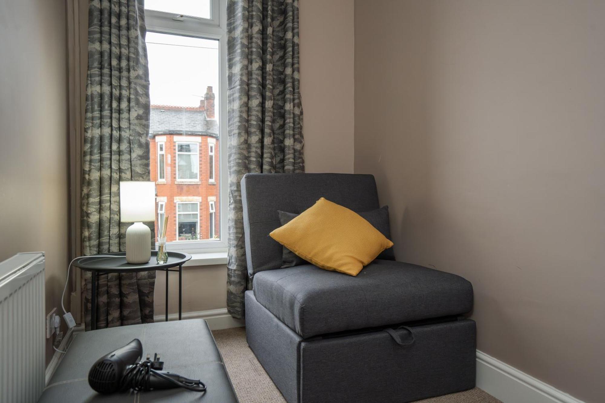 Apartment Modern & Spacious - Pool Table - Free Parking - Sleeps 10
