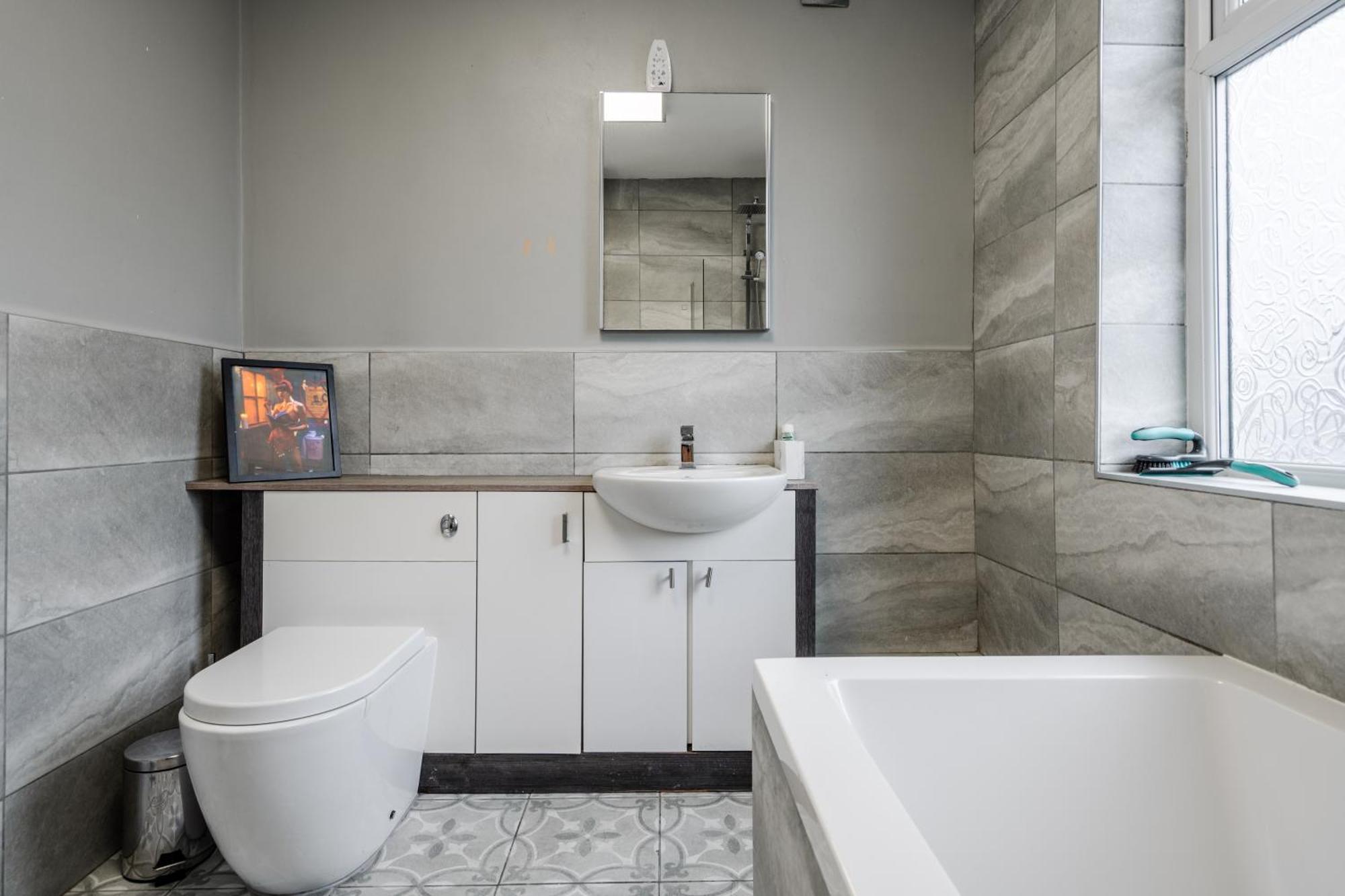 Modern & Spacious - Pool Table - Free Parking - Sleeps 10 Apartment Manchester