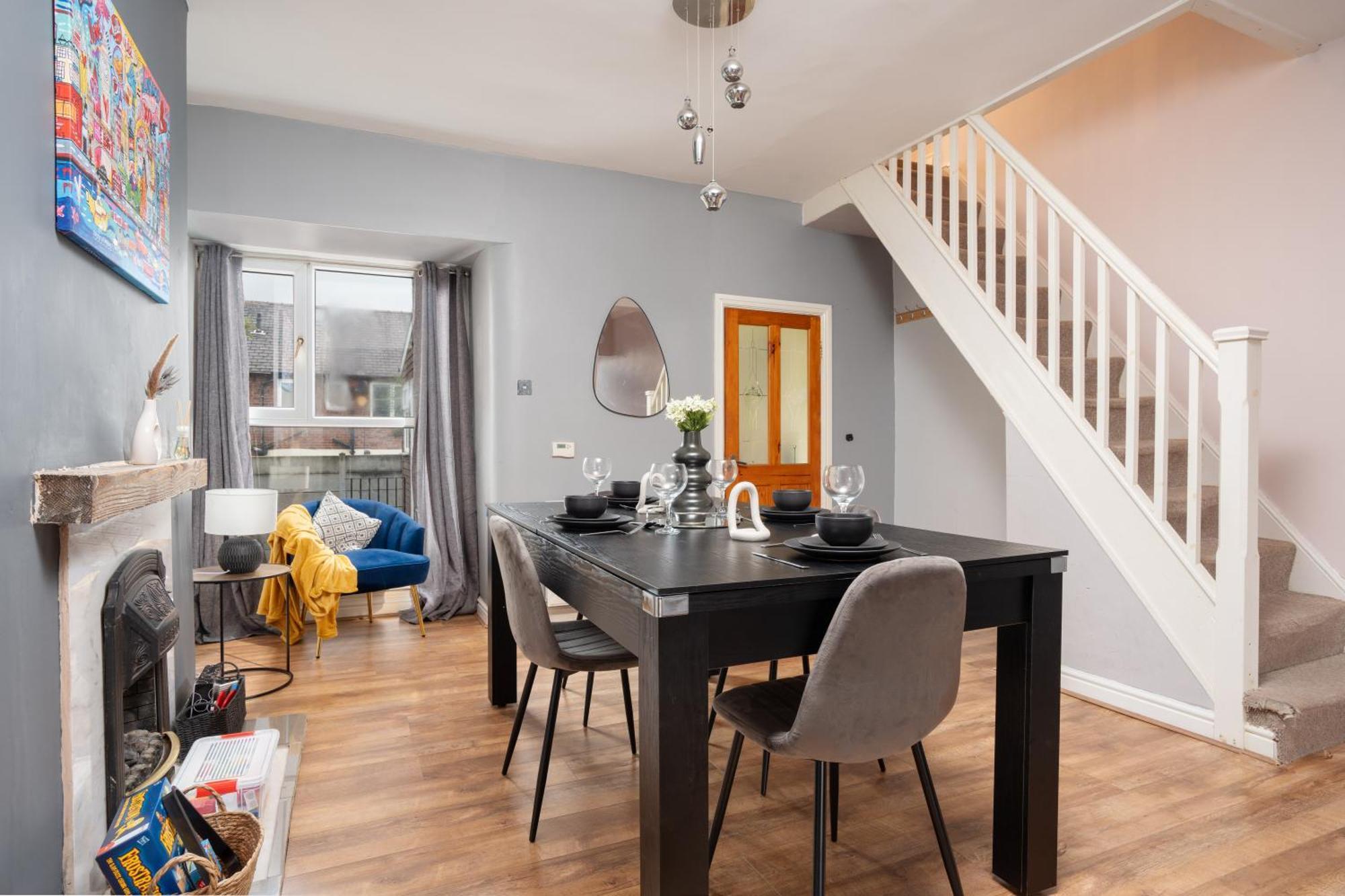 Apartment Modern & Spacious - Pool Table - Free Parking - Sleeps 10 *