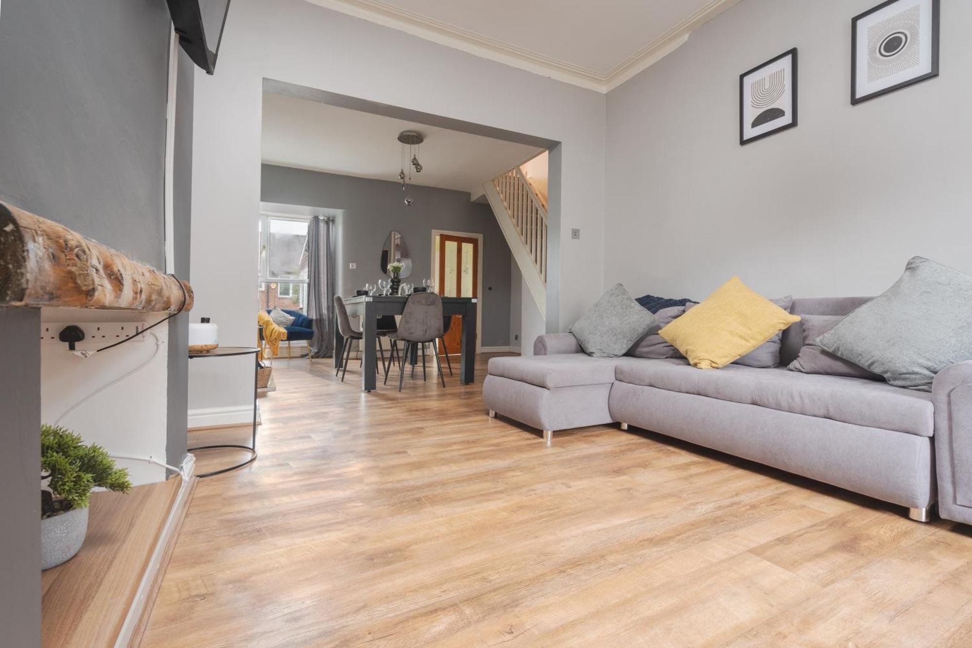 Modern & Spacious - Pool Table - Free Parking - Sleeps 10
